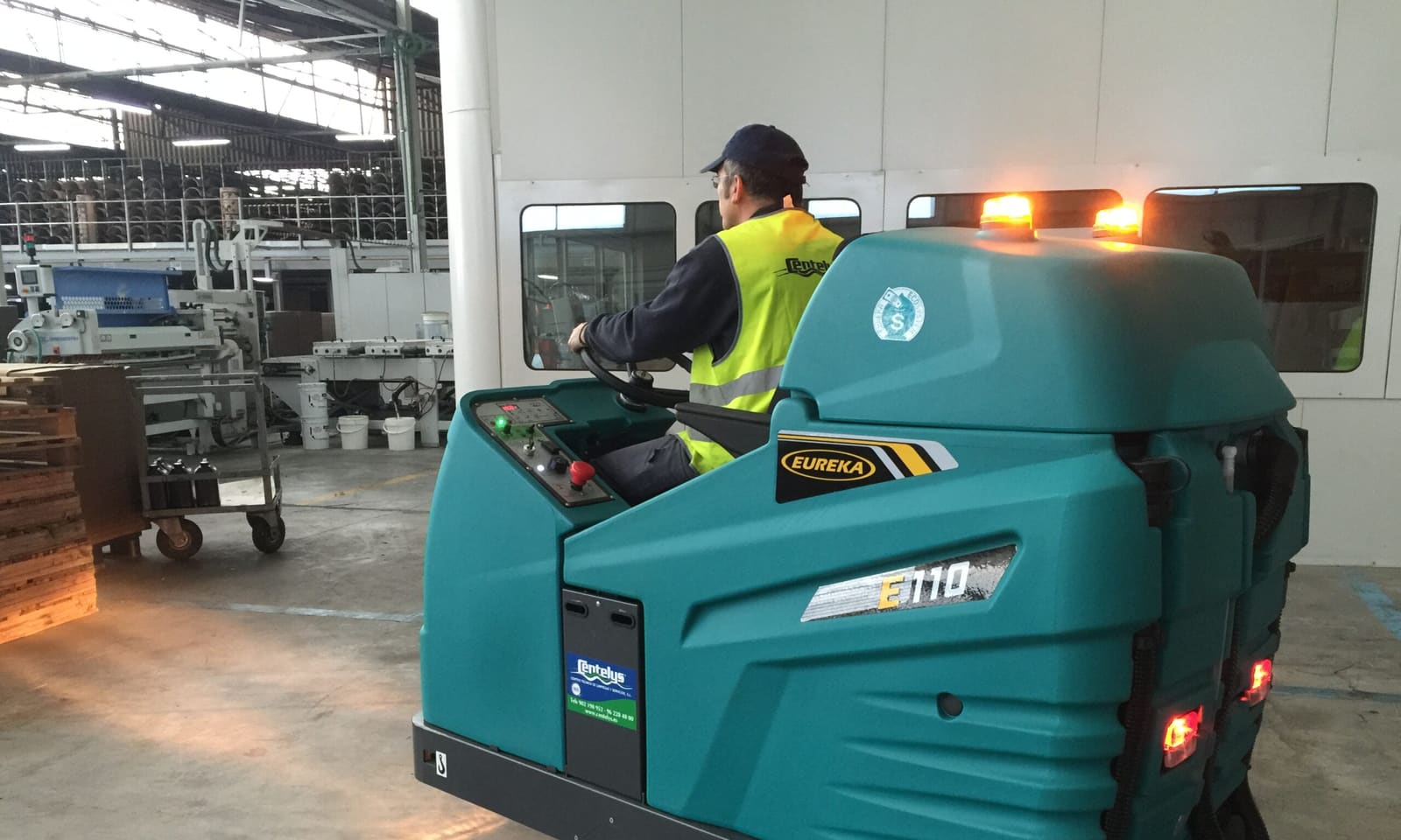 Equipo profesional de limpieza y mantenimiento trabajando en instalaciones de Valencia
