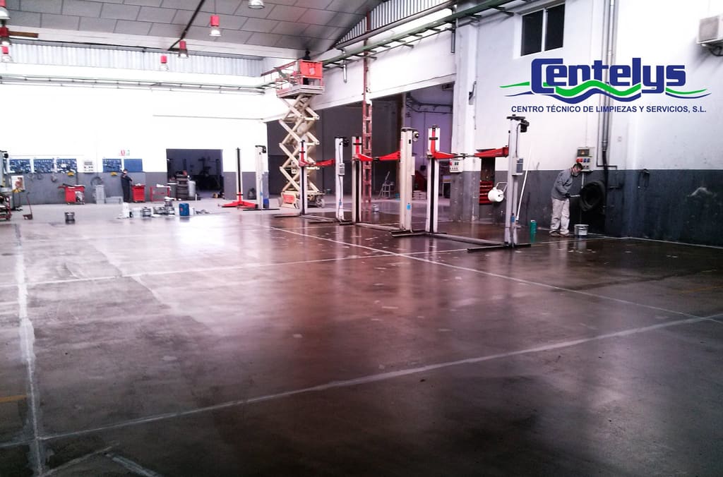 Nave industrial con necesidades de limpieza y mantenimiento técnico en Valencia